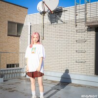「彼氏彼女の事情 Tシャツ＆ステッカーセット 芝姫つばさ」の着用イメージ。