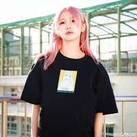 「彼氏彼女の事情 Tシャツ＆ステッカーセット 芝姫つばさ」の着用イメージ。