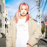 「彼氏彼女の事情 Tシャツ＆ステッカーセット 雪野＆有馬」の着用イメージ。
