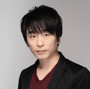 ナレーションを務める関智一。