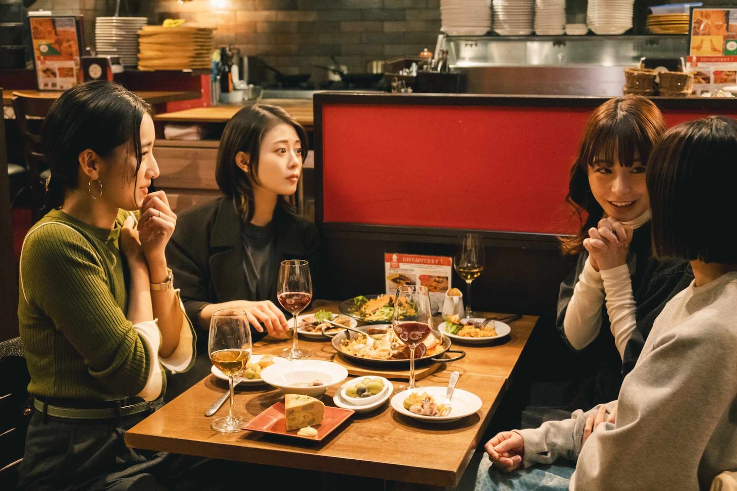 一子、ユリ、恵、たまえによる女子会トークの様子。