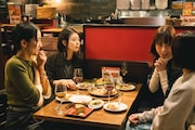 一子、ユリ、恵、たまえによる女子会トークの様子。