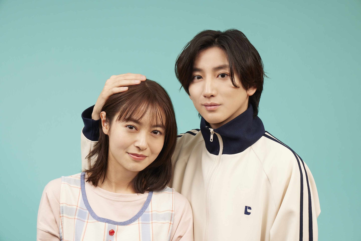 ドラマ「お迎え渋谷くん」渋谷くんが愛花の頭を抱き寄せる別ビジュアル。