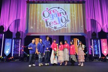 「俺ガイルFes.10th」の様子。左から堀井茶渡、渡航、江口拓也、早見沙織、東山奈央、佐倉綾音、悠木碧、やなぎなぎ。