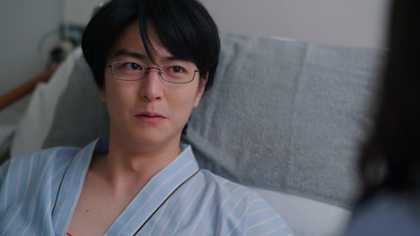 稲葉友扮する葵。