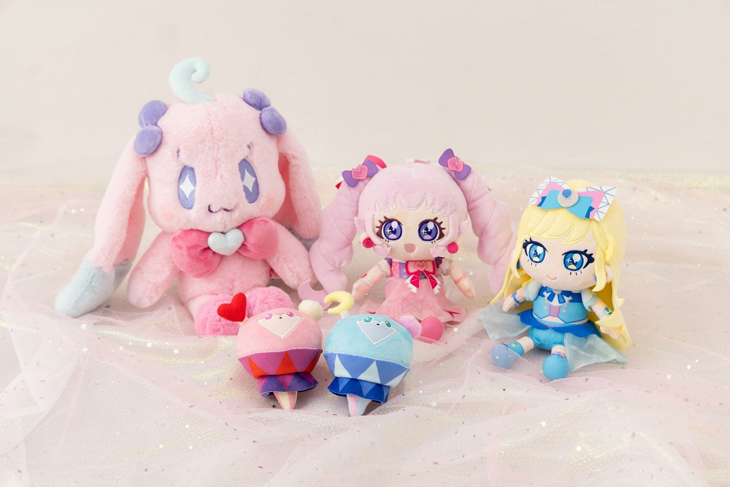「『ひみつのアイプリ ぬいぐるみ ひまり／みつき」などの関連玩具。