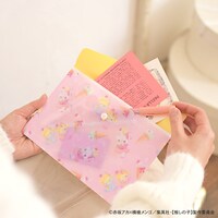 「【推しの子】｜エンベロープケース（アイ・アクア・ルビー）」使用イメージ。