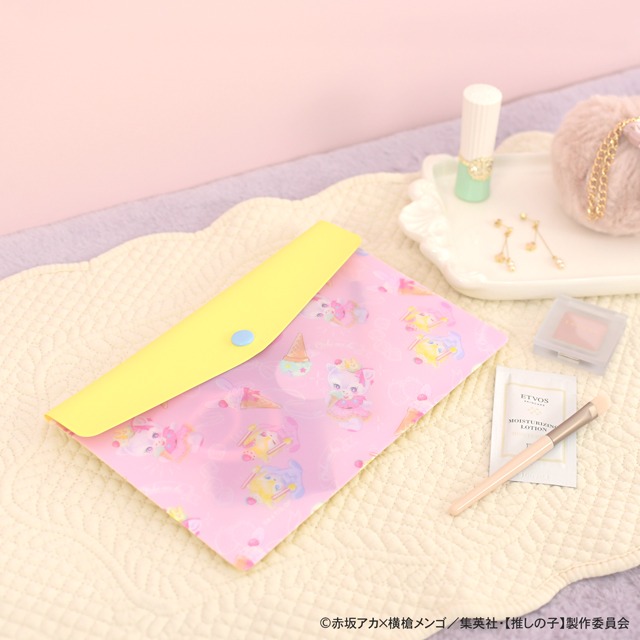 「【推しの子】｜エンベロープケース（アイ・アクア・ルビー）」使用イメージ。