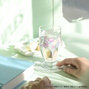 「【推しの子】｜アデリアレトロ台付グラス（アイ・アクア・ルビー）」使用イメージ