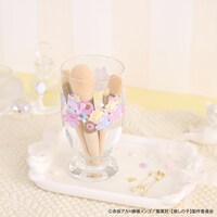 「【推しの子】｜アデリアレトロ台付グラス（アイ・アクア・ルビー）」使用イメージ