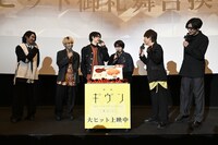 2月28日は佐藤真冬の誕生日であることから、舞台上に運び込まれたバースデーケーキ。