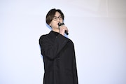 梶秋彦役の江口拓也。