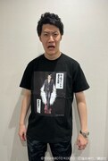 Tシャツを着る粗品。