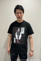 Tシャツを着る粗品。