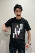 Tシャツを着る粗品。