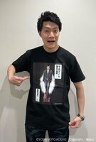 Tシャツを着る粗品。