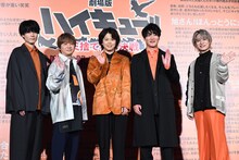 「劇場版ハイキュー!! ゴミ捨て場の決戦」公開御礼烏野舞台挨拶の様子。左から内山昂輝、林勇、村瀬歩、細谷佳正、岡本信彦。