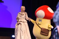 イソベやんの着ぐるみを連れて登壇するあの。