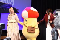 イソベやんの着ぐるみを連れて登壇するあのと幾田りら。