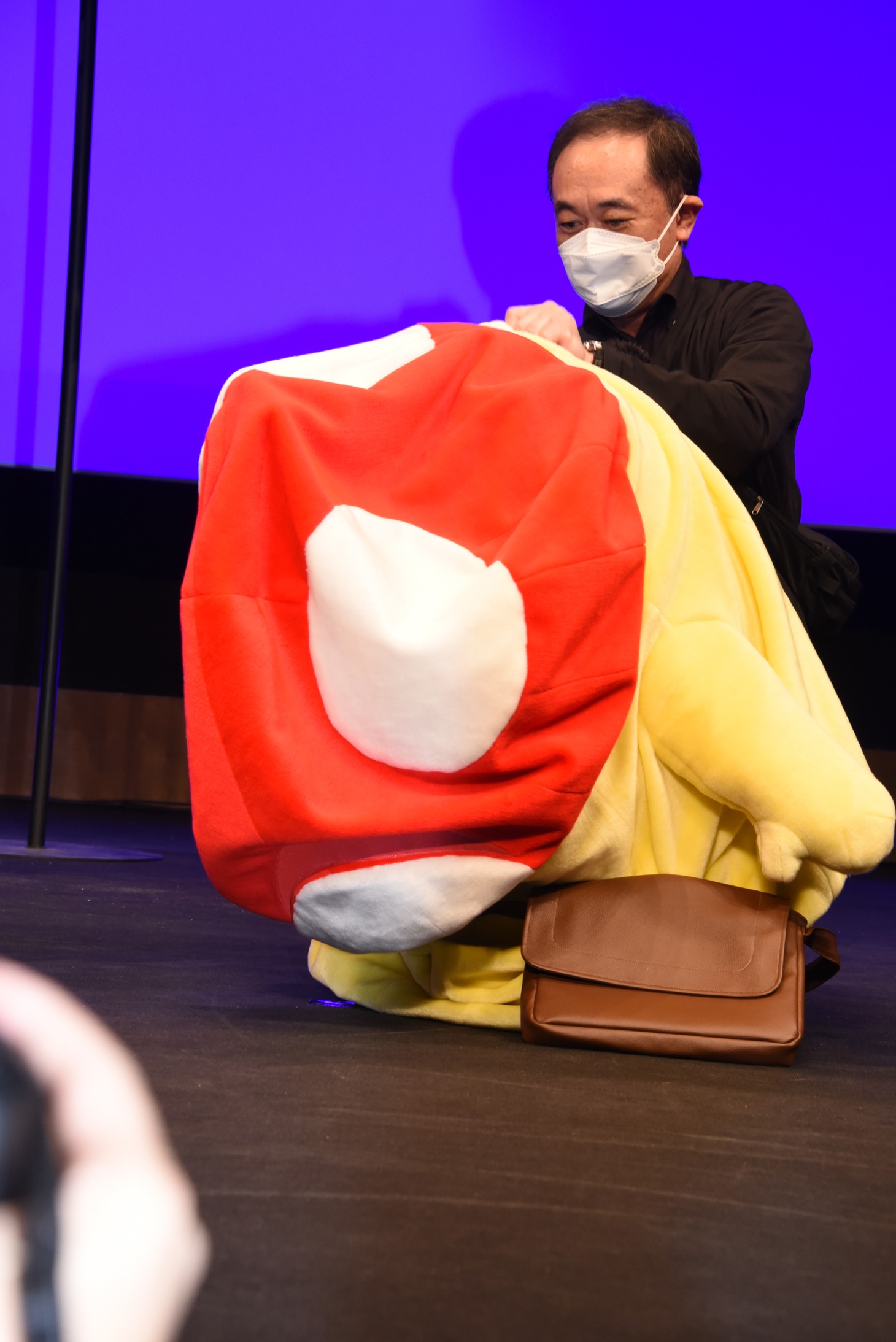 イソベやんの着ぐるみの中から現れようとする浅野いにお。