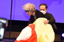 イソベやんの着ぐるみの中から現れる浅野いにお。