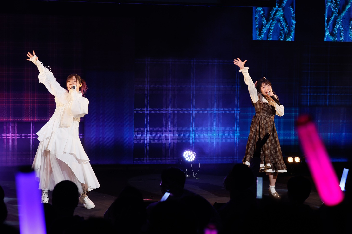 左から高橋李依、赤尾ひかる。