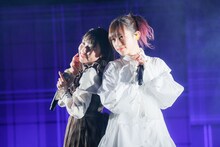 左から赤尾ひかる、高橋李依。