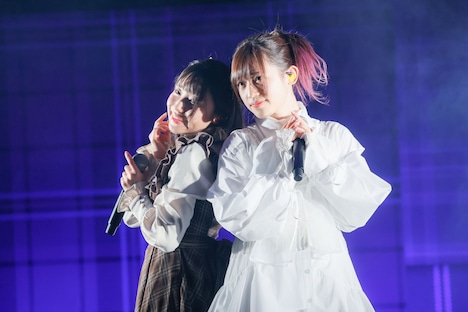 左から赤尾ひかる、高橋李依。