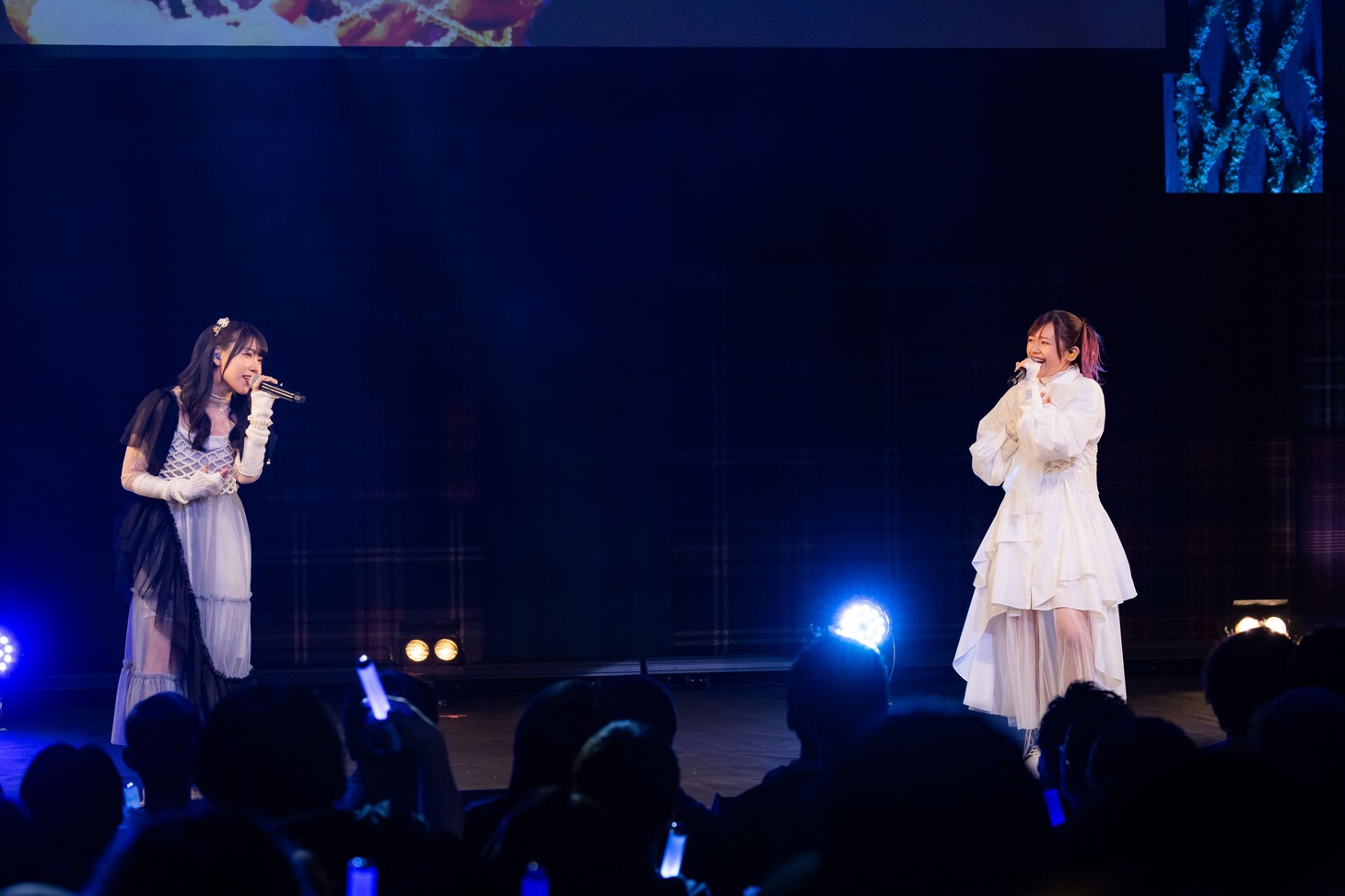 左から相坂優歌、高橋李依。