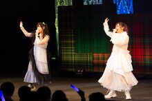 左から相坂優歌、高橋李依。