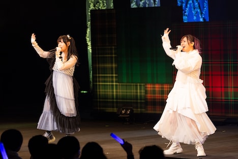 左から相坂優歌、高橋李依。