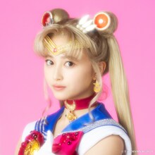井上和扮するセーラームーン。