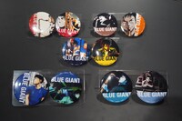 「BLUE GIANT」ポップアップストアで販売される缶バッジ。