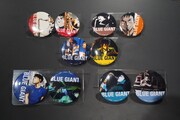 「BLUE GIANT」ポップアップストアで販売される缶バッジ。