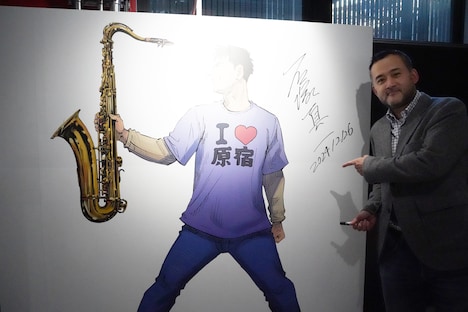 パネルにサインをした石塚真一。