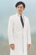 井浦新扮する大迫紘一。