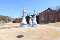 「魔女の谷」の入り口のブジェ。