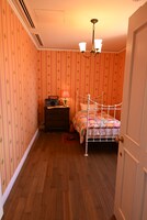 「魔女の家」のアーヤの寝室。