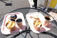 「ホットドッグスタンド ホット・ティン・ルーフ」で販売されるホットドッグ。