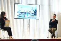 左から司会者、宮崎吾朗監督。