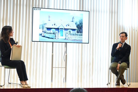 左から司会者、宮崎吾朗監督。