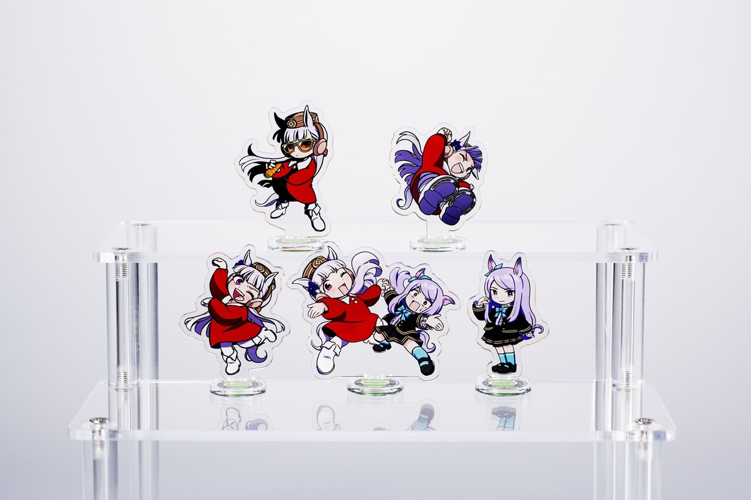 左から「ウマ娘 ピスピス☆スピスピ ゴルシちゃん」1巻の特装版に付属するアクリルスタンド。