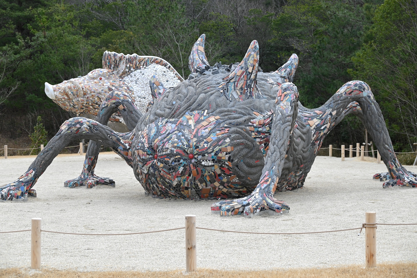 「もののけの里」にあるタタリ神のオブジェ。