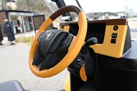 ジブリパーク内を巡回するネコバス。