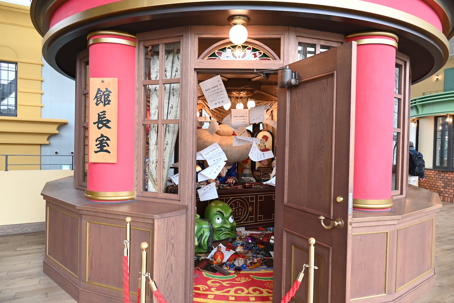 「ジブリの大倉庫」の「にせの艦長室」。