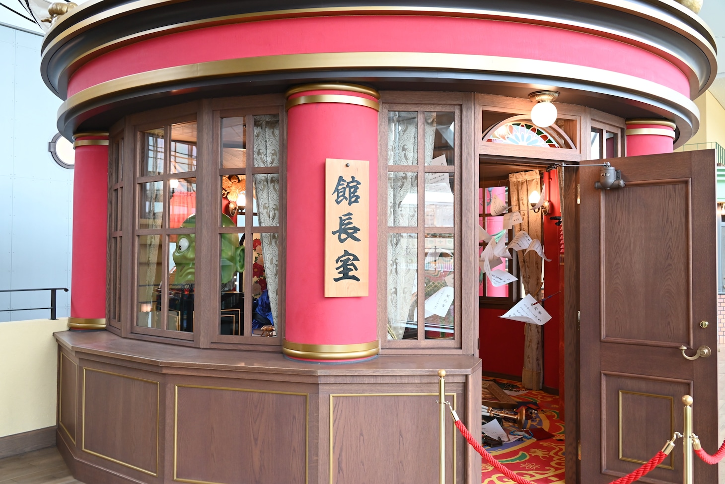「ジブリの大倉庫」の「にせの艦長室」。