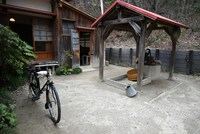 「どんどこ森」の「サツキとメイの家」の庭。