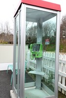 「青春の丘」の「ロータリー広場」にある公衆電話。