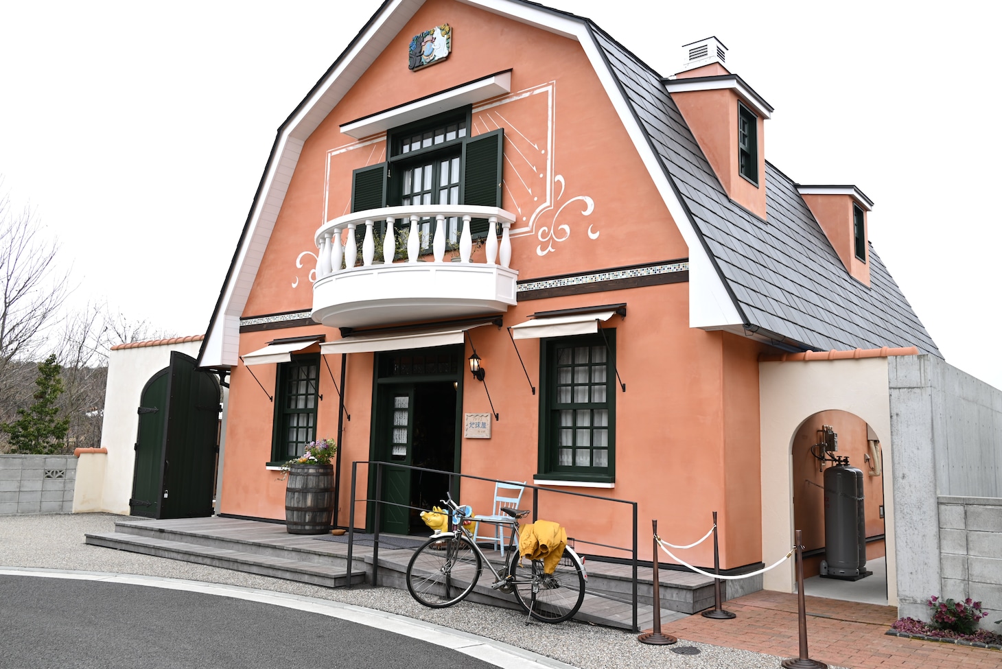 「青春の丘」にある「地球屋」。