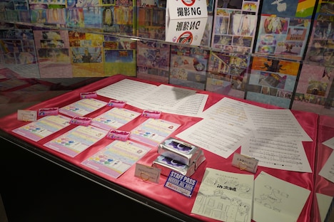 作中のアイテムを再現した展示物。